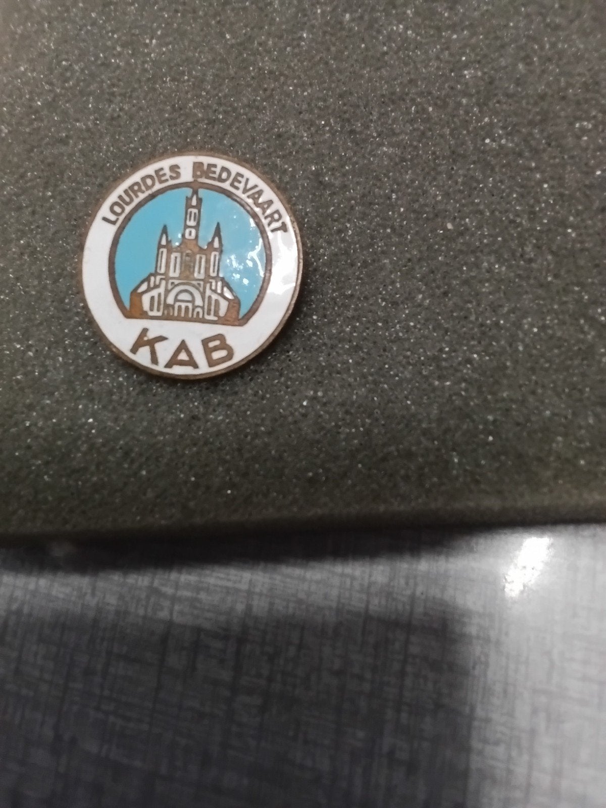 Speldje van Lourdes Bedevaart, K.A.B., Verzamelen, Speldjes, Pins en Buttons, Ophalen of Verzenden, Zo goed als nieuw