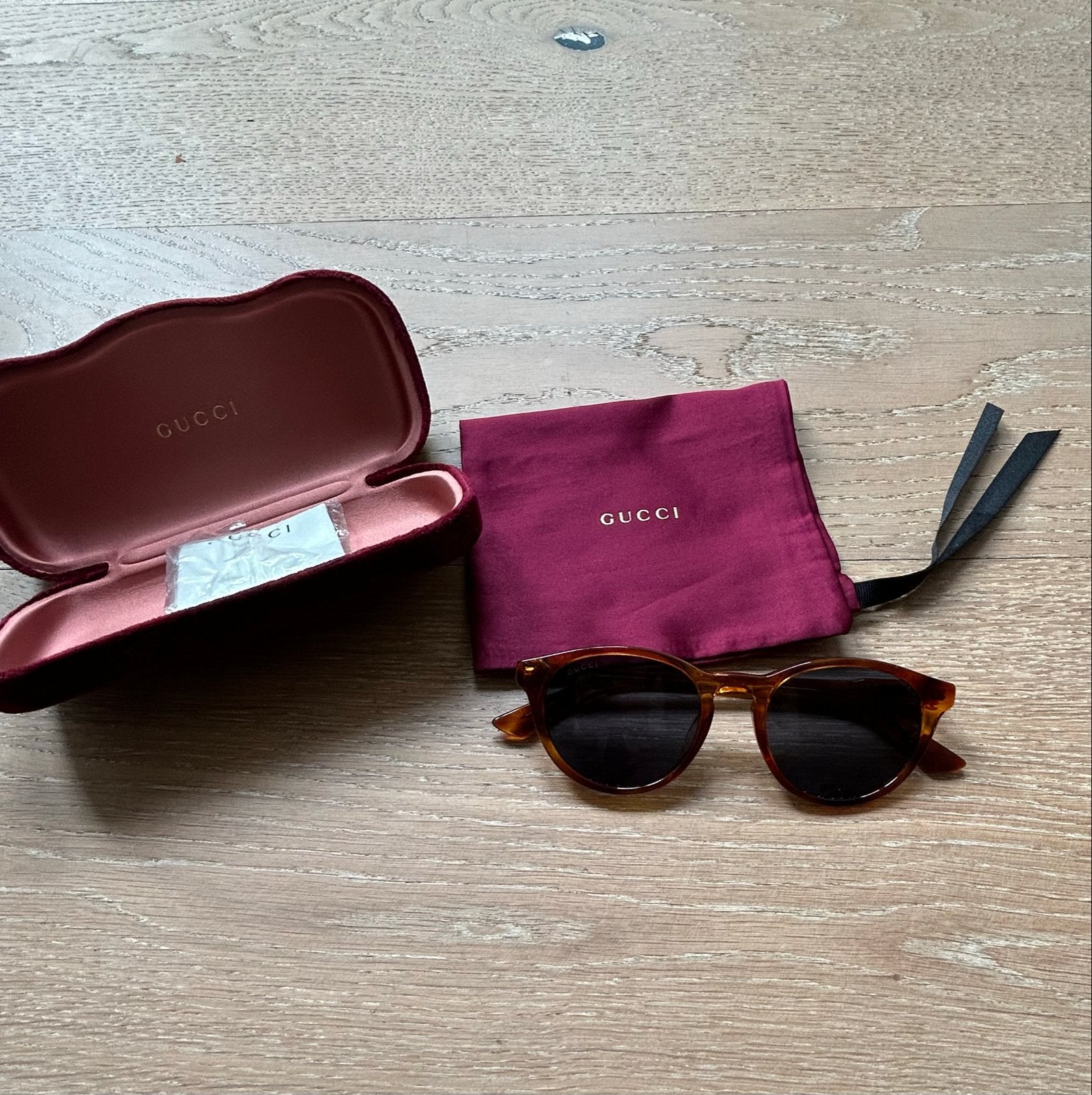 Originele Gucci Zonnebril met etui en doekje, Overige merken, Zonnebril, Bruin, Ophalen of Verzenden