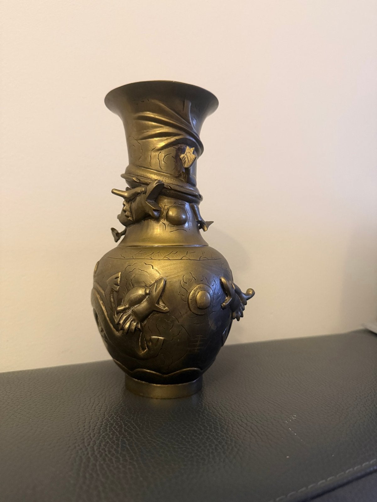 Antieke bronzen Chinese vaas met drakenmotief, Ophalen of Verzenden