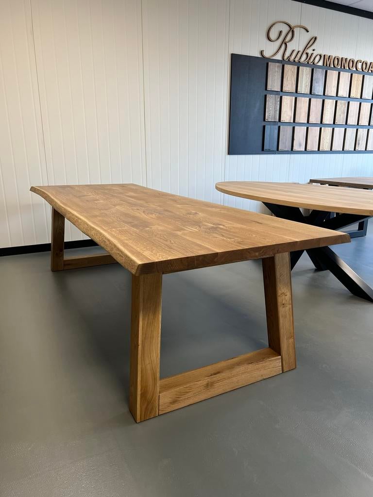 Volledig massief eiken boomstam tafel
