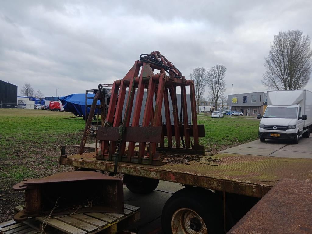 Hydraulische stenenklem en diverse graafbakken, Ophalen