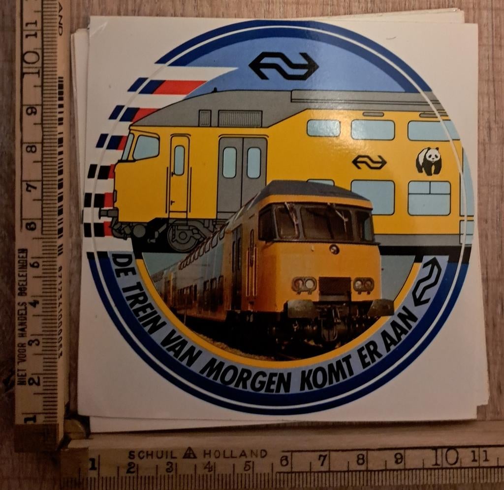 Vintage sticker NS logo de trein van morgen komt er aan, Ophalen of Verzenden, Zo goed als nieuw