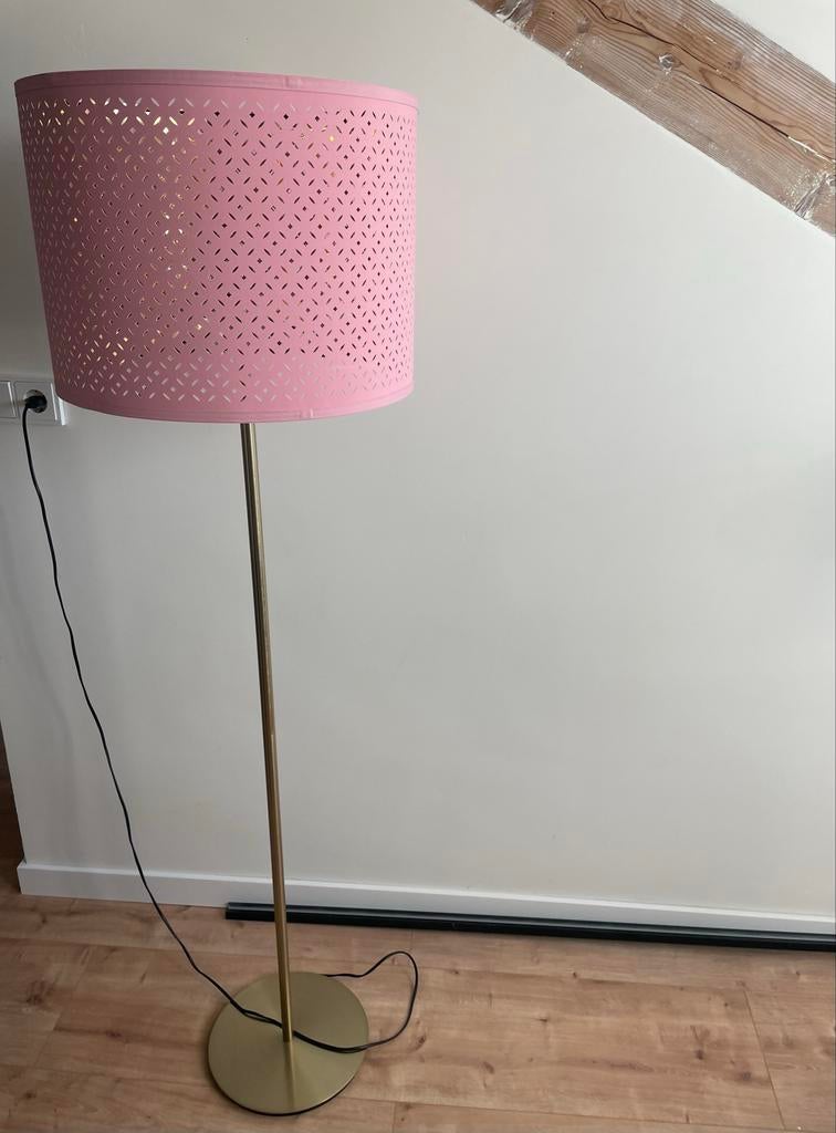 Ikea staande lamp messing voet roze kap, Huis en Inrichting, Lampen | Vloerlampen, Zo goed als nieuw, 100 tot 150 cm, Metaal, Ophalen