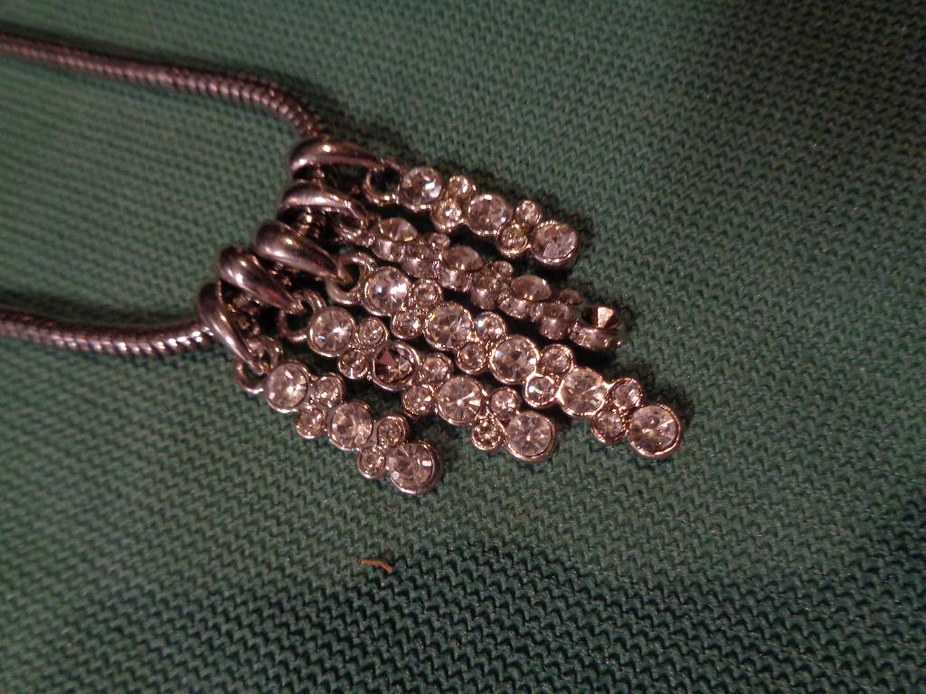 zilverkleurige ketting (slangmotief) met kristal nr k 5669, Met kristal, Overige materialen, Nieuw, Ophalen of Verzenden