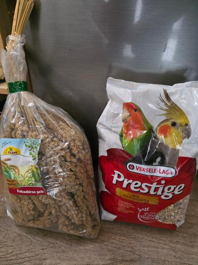 1 kg trosgiert en 4 kg grote parkietvoer, Ophalen