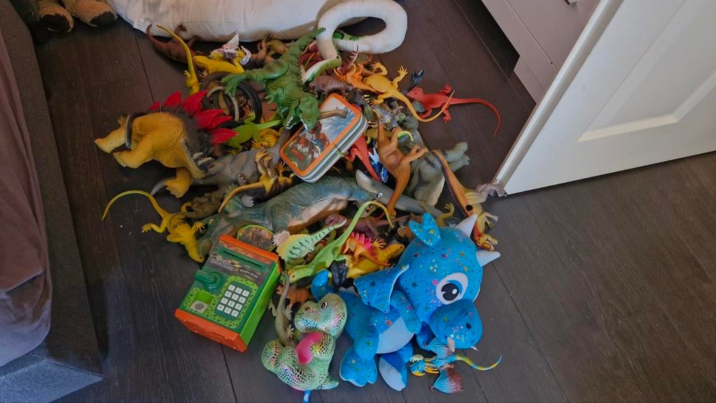 Dino verzameling: spaarpot, etui, knuffels, Ophalen of Verzenden, Gebruikt, Jongen of Meisje
