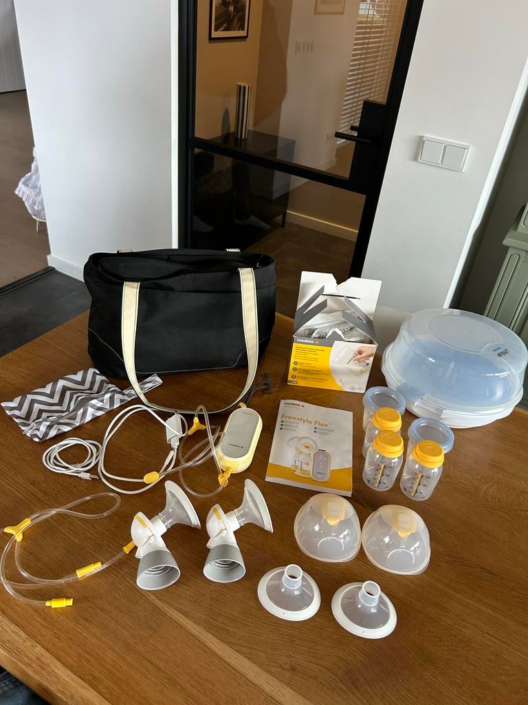 Complete Medela Freestyle Borstkolf - incl. Handsfree cups, Ophalen of Verzenden, Zo goed als nieuw, Borstkolf