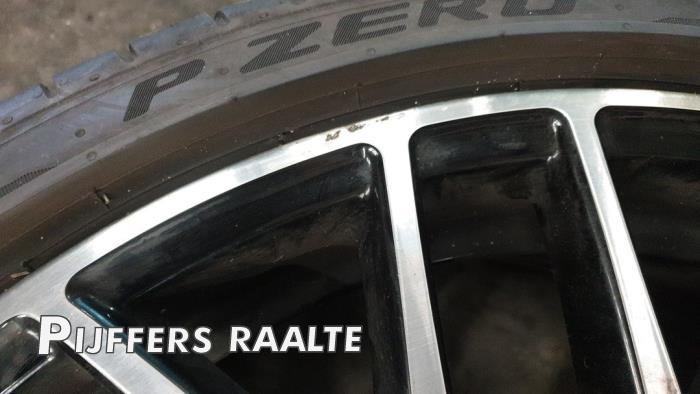 Velg + Band van een BMW 3-Serie, Gebruikt, Personenwagen