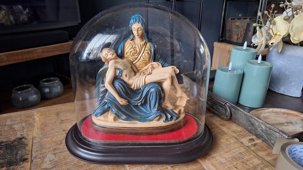Leuk Pieta beeld onder glazen stolp, zie foto's, Ophalen of Verzenden, Zo goed als nieuw, Beeld(je)