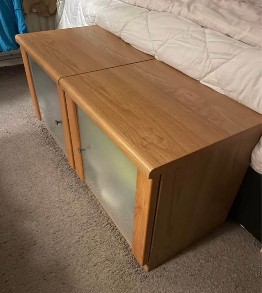 Ikea Askedal 2 nachtkastjes hout met glazen deur en plank, Ophalen, Gebruikt, Hout, Minder dan 45 cm