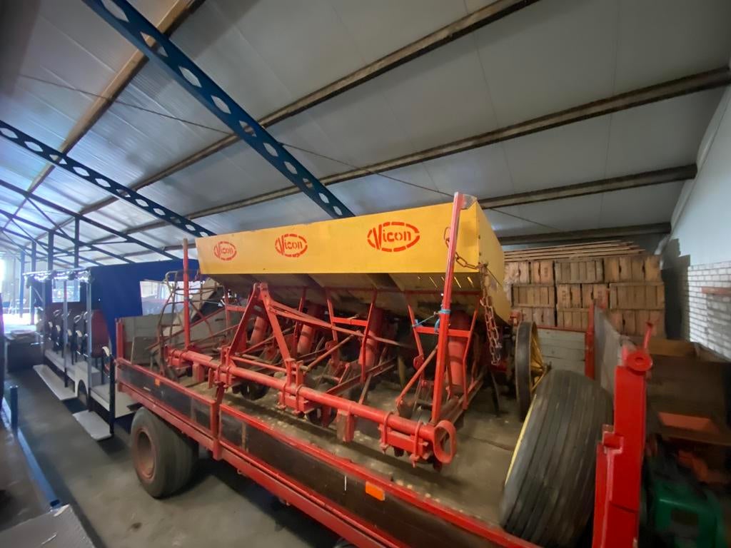 Vicon 4-rij aardappelzetter en antieke werpradrooier, Ophalen, Akkerbouw, Aardappeltechniek
