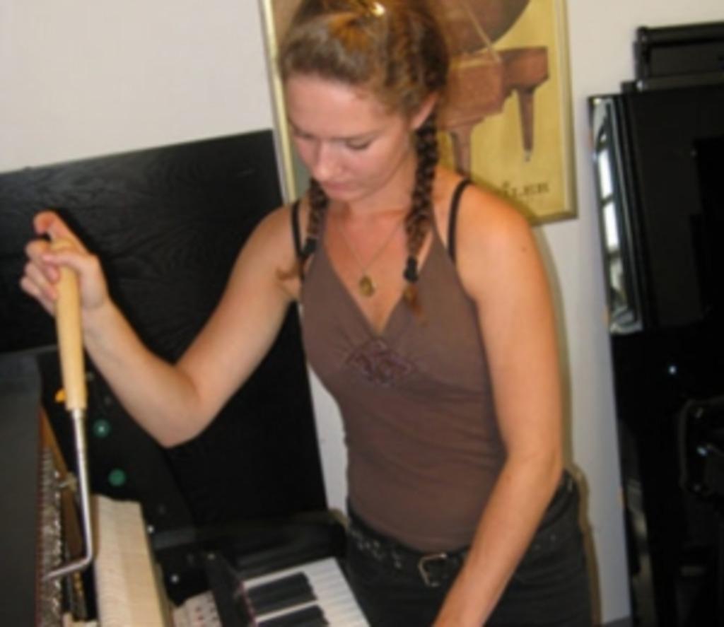 Pianostemmer Nadia Schumacher Piano Service, Komt aan huis, Snaarinstrumenten