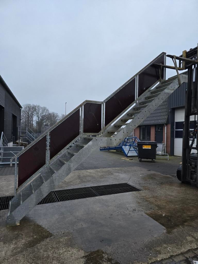 Stalen trap met tussenbordes gegalv. Hoog 3,5 mtr. Nob014, Ophalen, Zo goed als nieuw, 2 tot 4 meter