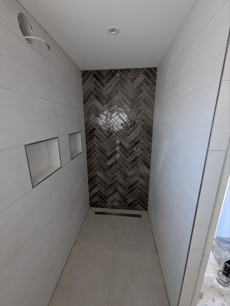 Tegelzetter aangeboden/Tiler available, Diensten en Vakmensen, Stukadoors en Tegelzetters