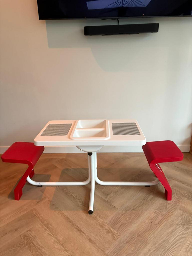 Speeltafel met vaste stoeltjes voor veel speelplezier, Kinderen en Baby's, Kinderkamer | Tafels en Stoelen, Ophalen of Verzenden