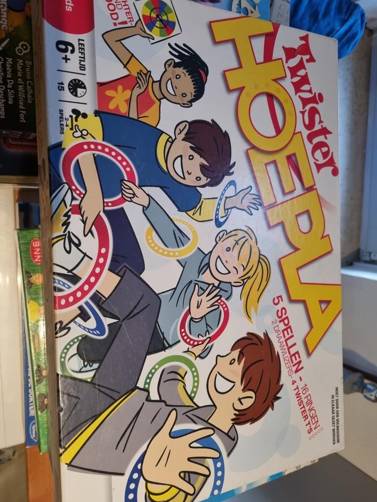 Twister Hoepla - Leuk familiespel!, Hobby en Vrije tijd, Gezelschapsspellen | Bordspellen, Zo goed als nieuw, Drie of vier spelers