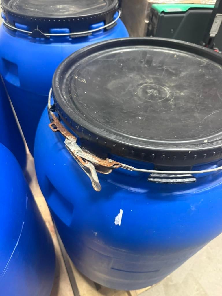 Blauw kunststof vat met draaideksel – 220 liter, 150 liter of meer, Ophalen, Zo goed als nieuw, Kunststof