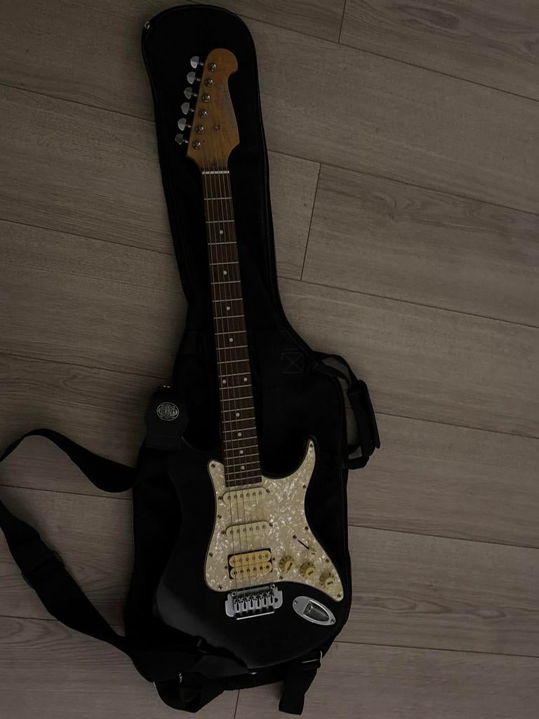 Zwarte Stratocaster in goede staat, Ophalen of Verzenden, Zo goed als nieuw, Solid body, Fender