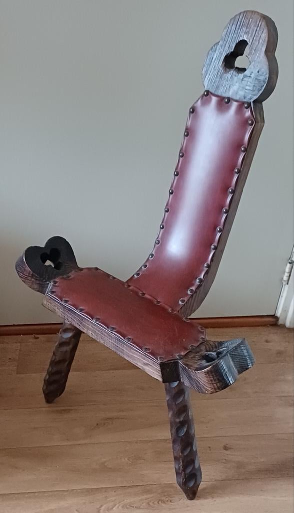 Rustieke handgemaakte houten stoel met leren zitting – decor, Ophalen of Verzenden