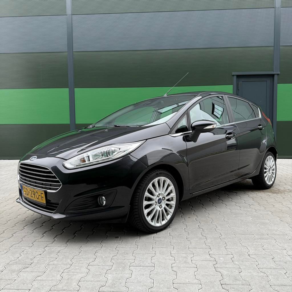 TOPPER!! FORD FIESTA  Titanium 28.856 km. Nieuwe Distributie, Voorwielaandrijving, Stof, 40 €/maand, Zwart