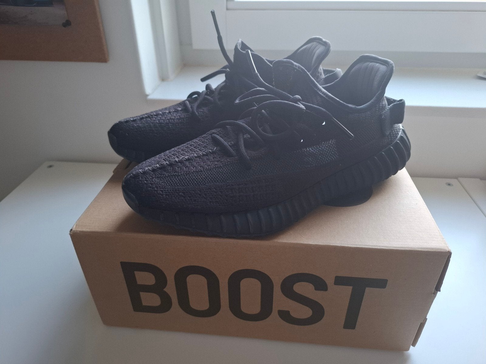 Adidas Yeezy Boost 350 V2 Onyx Maat 42, Ophalen of Verzenden, Nieuw, Zwart