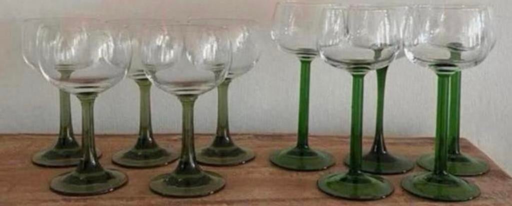 10 vintage wijnglazen - met groene voet, Antiek en Kunst, Antiek | Glas en Kristal, Ophalen