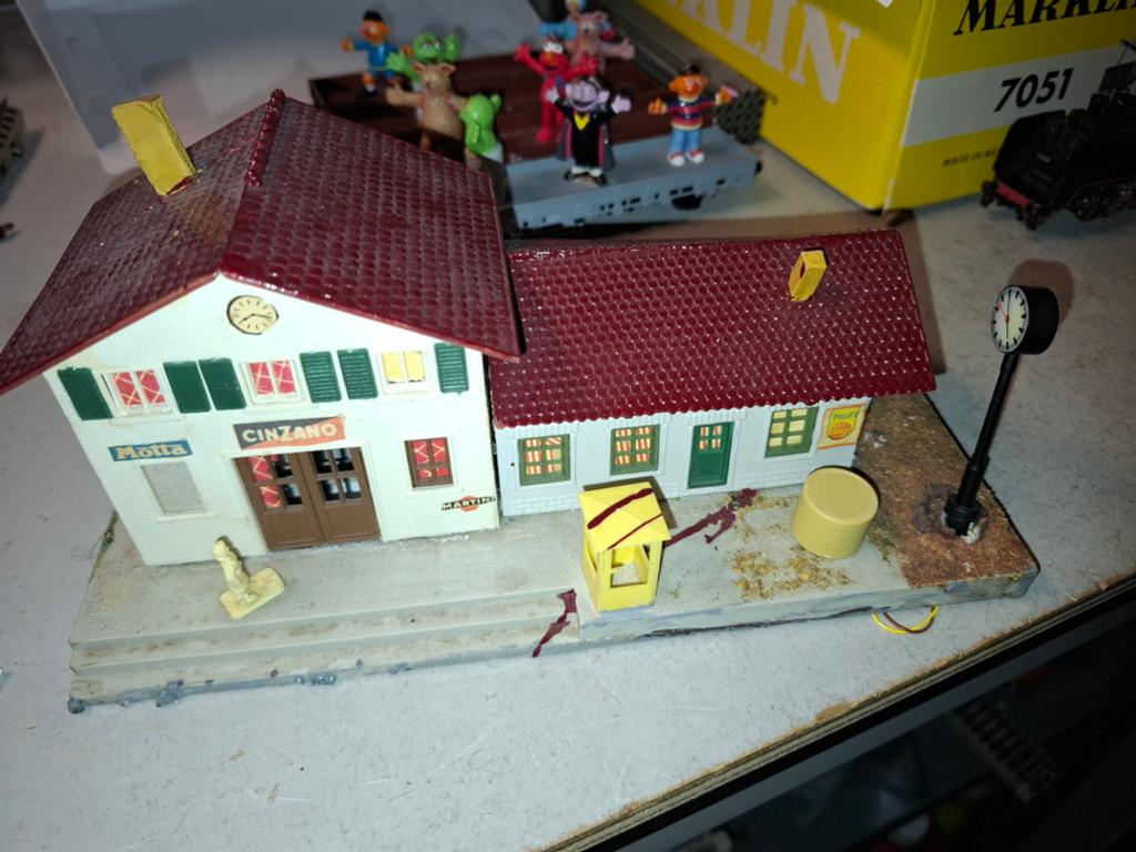 Station met klok en telefoon cel in ho, Hobby en Vrije tijd, Gebruikt, Gelijkstroom of Wisselstroom, Brug, Tunnel of Gebouw, Ophalen of Verzenden