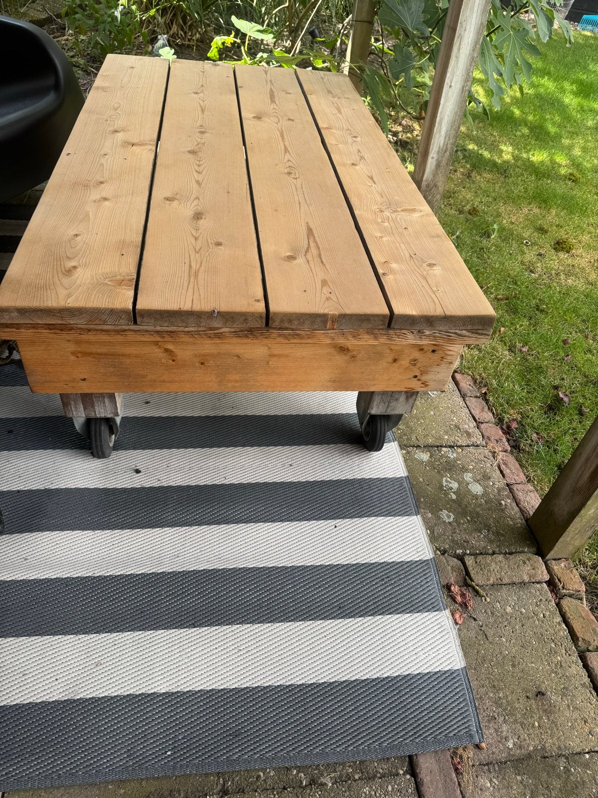 Robuuste houten salon cq bijzettafel op wielen voor buiten, Ophalen, Gebruikt, Rechthoekig, Hout