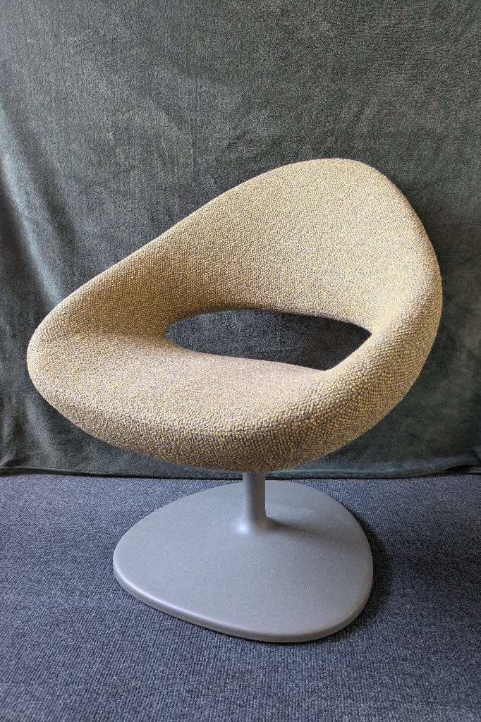 Artifort Shark Lounge fauteuil met schijfvoet (grijs/geel), Ophalen, Minder dan 75 cm, Zo goed als nieuw, Stof