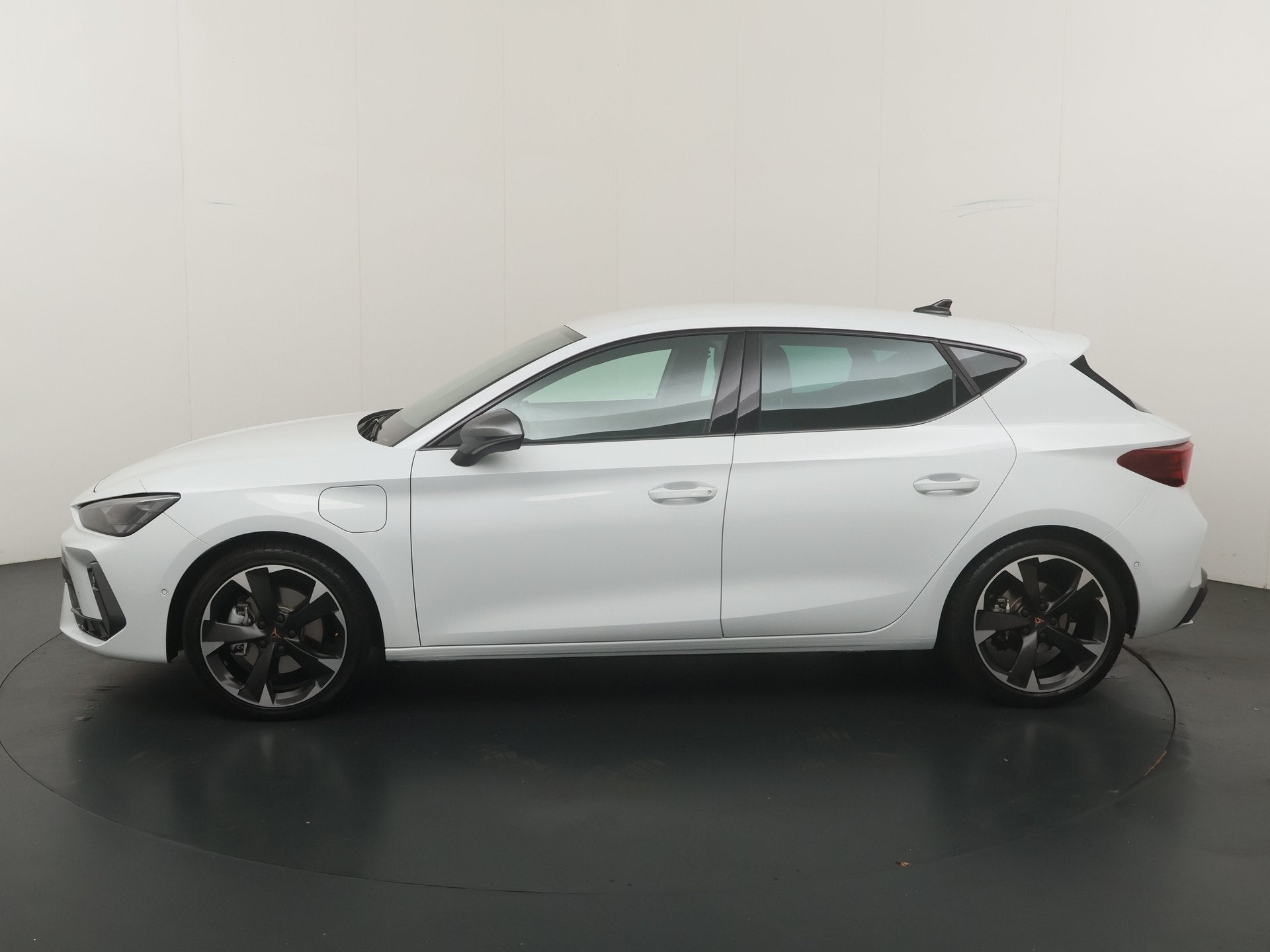 CUPRA Leon 1.5 TSI e-Hybrid 204pk Business | Stoel- en stuur, Auto's, Cupra, 12 maanden, 4 cilinders, Leon, Leder en Stof