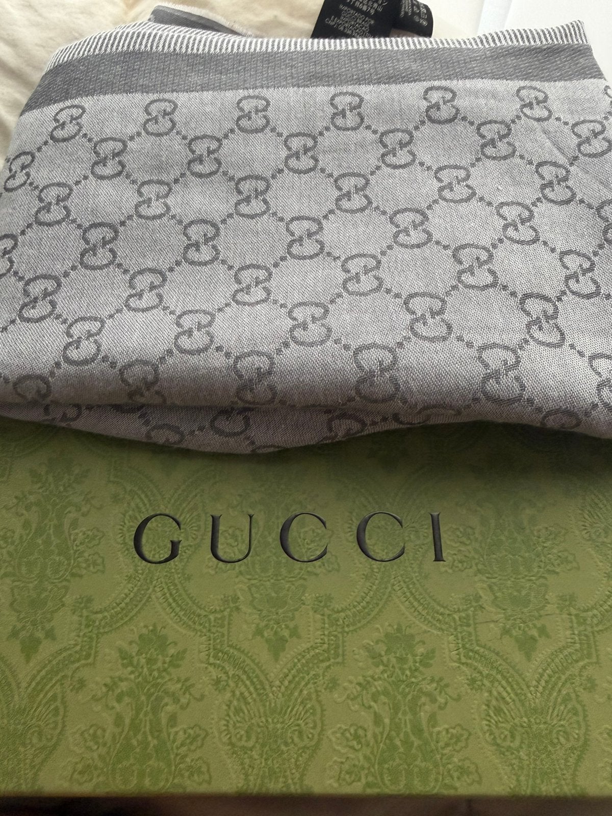 Gucci sjaal, Ophalen of Verzenden, Zo goed als nieuw, Maat 46/48 (XL) of groter, Sjaal