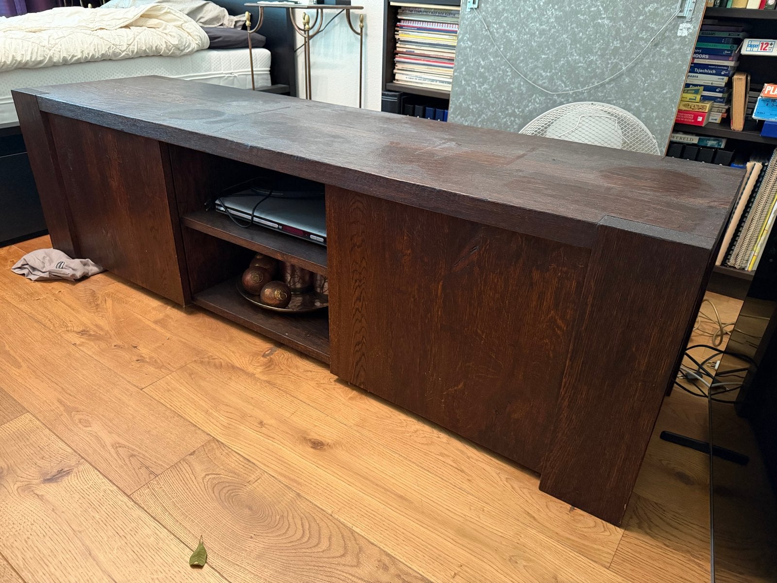 Robuust houten tv-meubel met schuifdeuren, Huis en Inrichting, Kasten | Televisiemeubels, Ophalen, Gebruikt, 150 tot 200 cm, Minder dan 100 cm