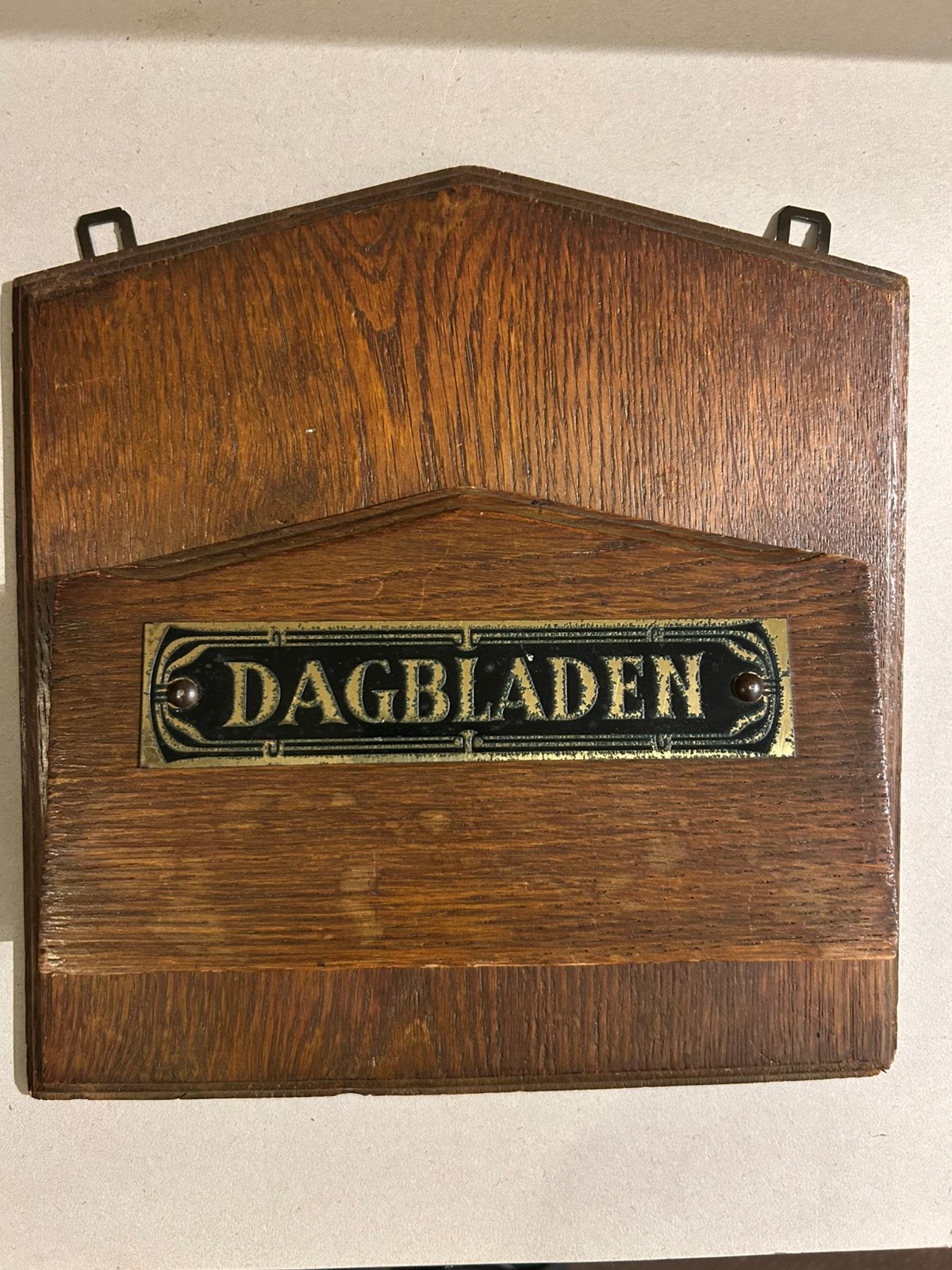 Leuke oude kranten hanger, Ophalen of Verzenden, Gebruikt, Bruin, Hout