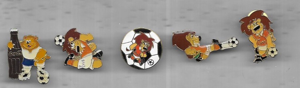 5 VOETBAL PINS VERSCHILLENDE LOEKI DE LEEUW, Ophalen of Verzenden, Zo goed als nieuw, Sport, Speldje of Pin