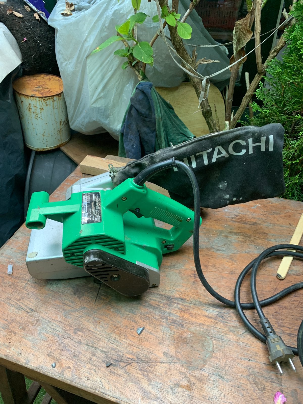 Zeer mooie band schuurmachine hitachi sb-75 76x533mm, Ophalen of Verzenden, Zo goed als nieuw, 600 tot 1200 watt, Bandschuurmachine