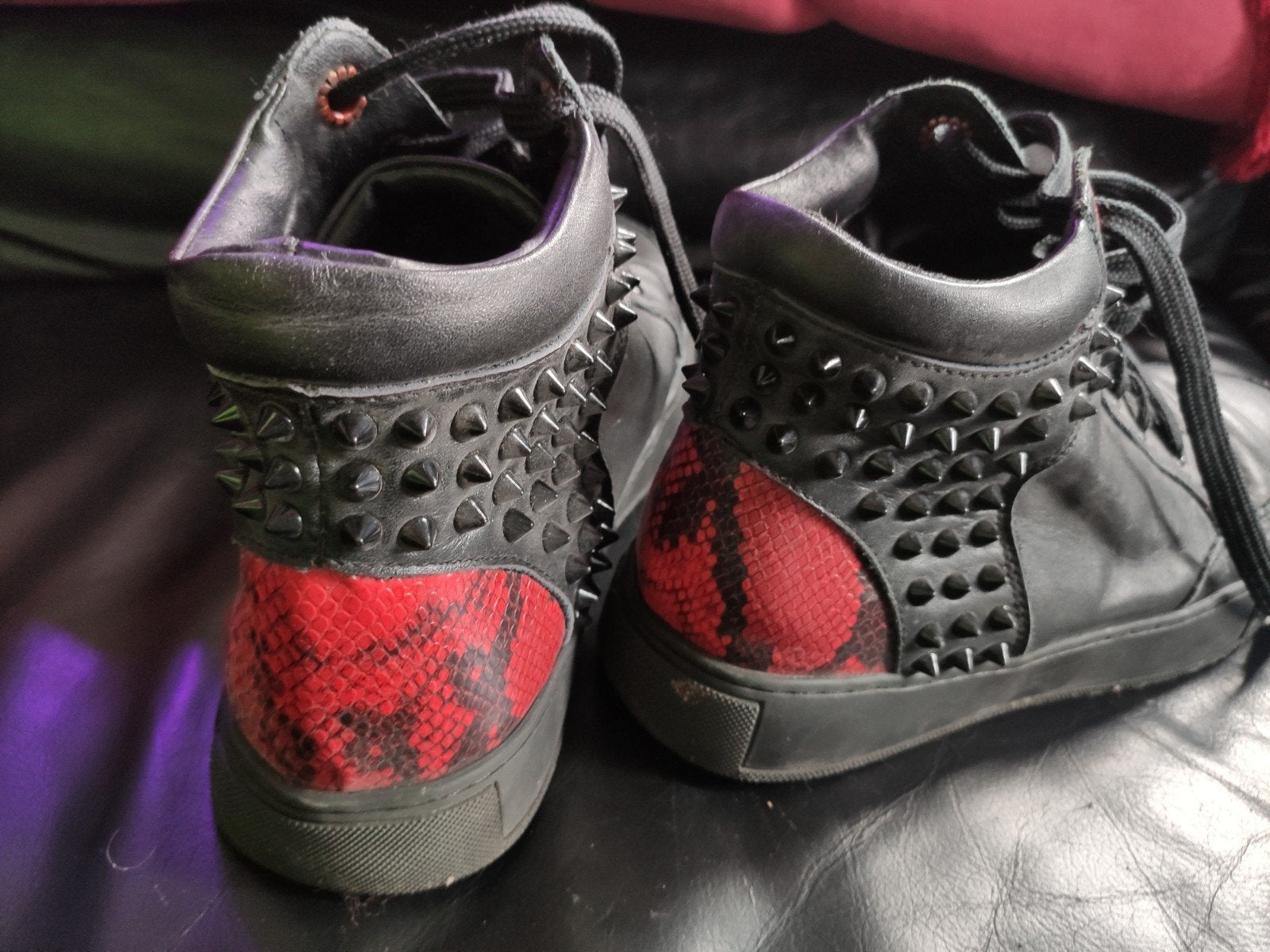 ROYAUMS Leren Sneakers Zwart/Rood met Spikes – Maat 41, Zwart, Ophalen of Verzenden, Zo goed als nieuw, ROYAUMS