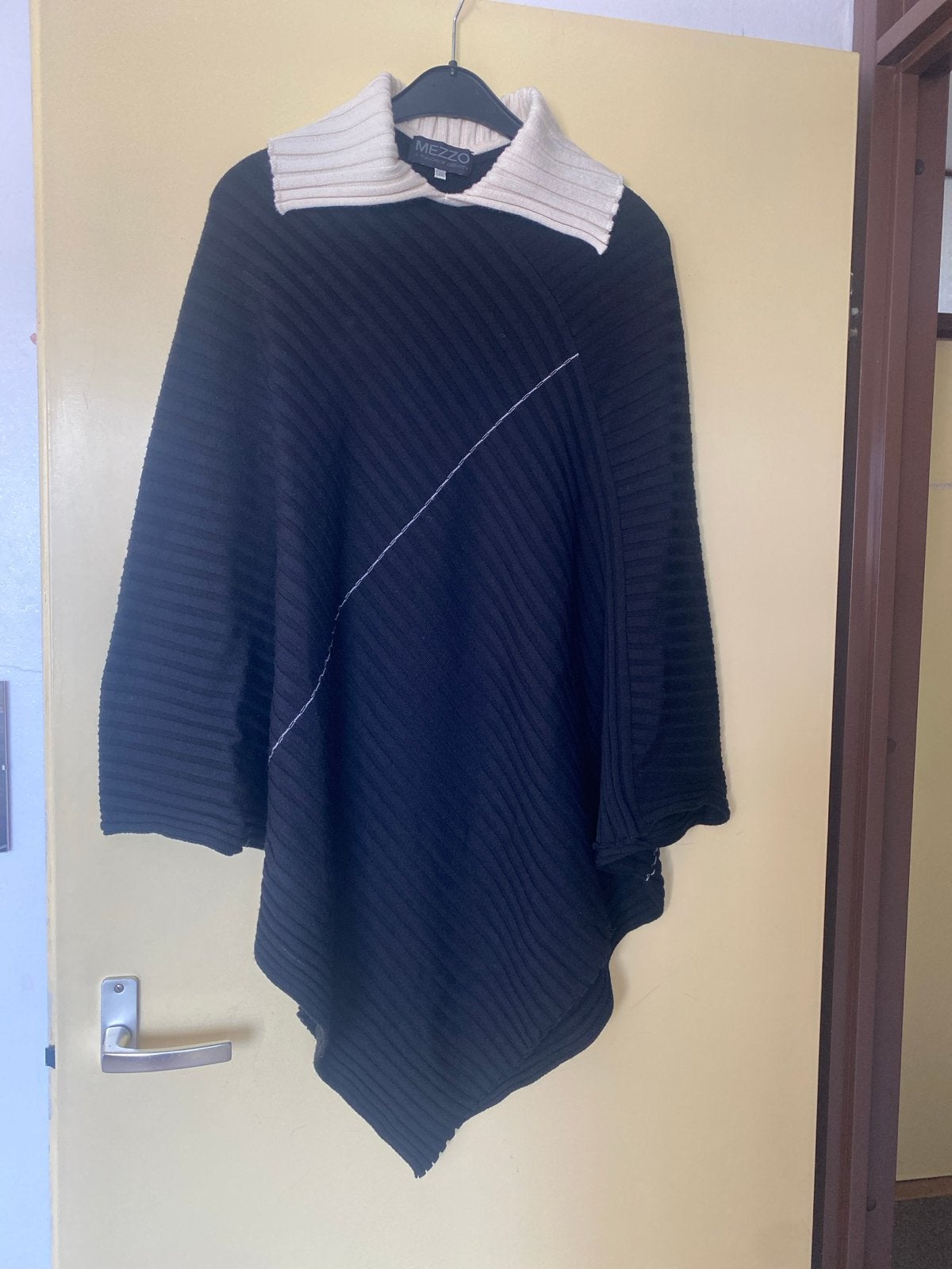 Mezzo Poncho Zwart/Crème Maat 38 - Extra fijne wol, Ophalen of Verzenden, Zo goed als nieuw, Maat 38/40 (M), Zwart