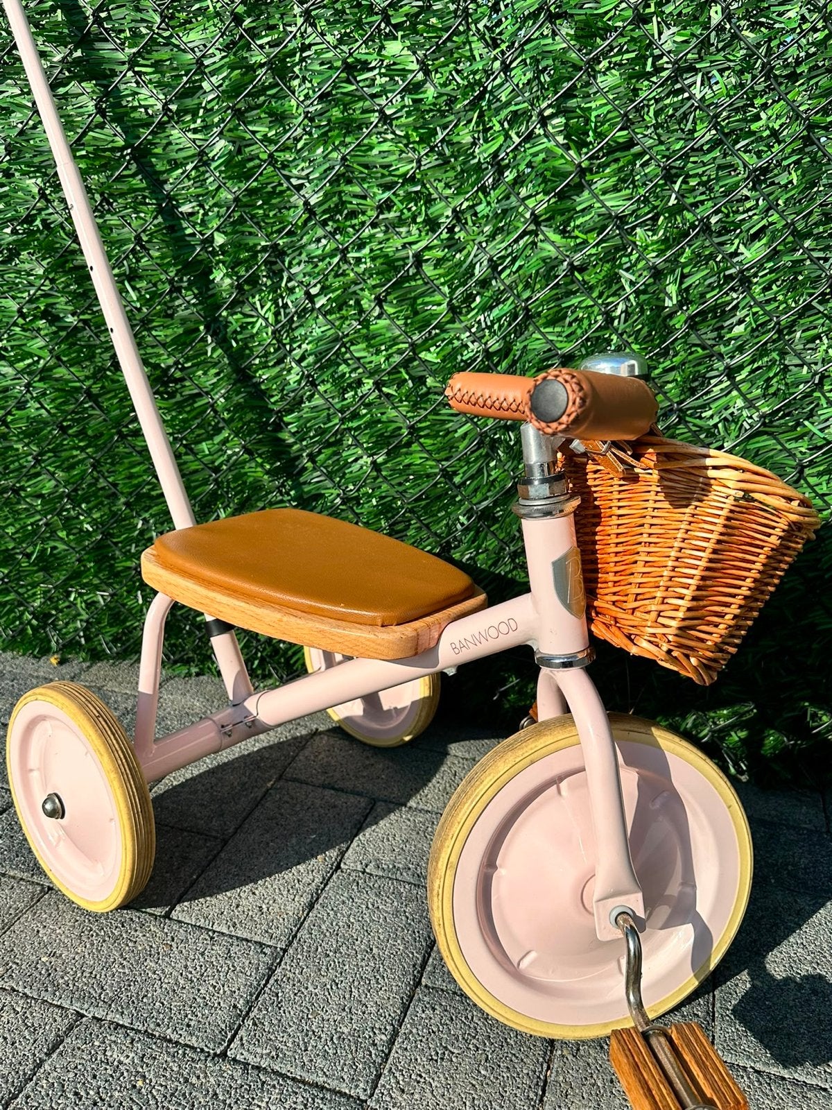Banwood roze met duwstang en mandje, Ophalen, Zo goed als nieuw, Velgrem, Duwstang
