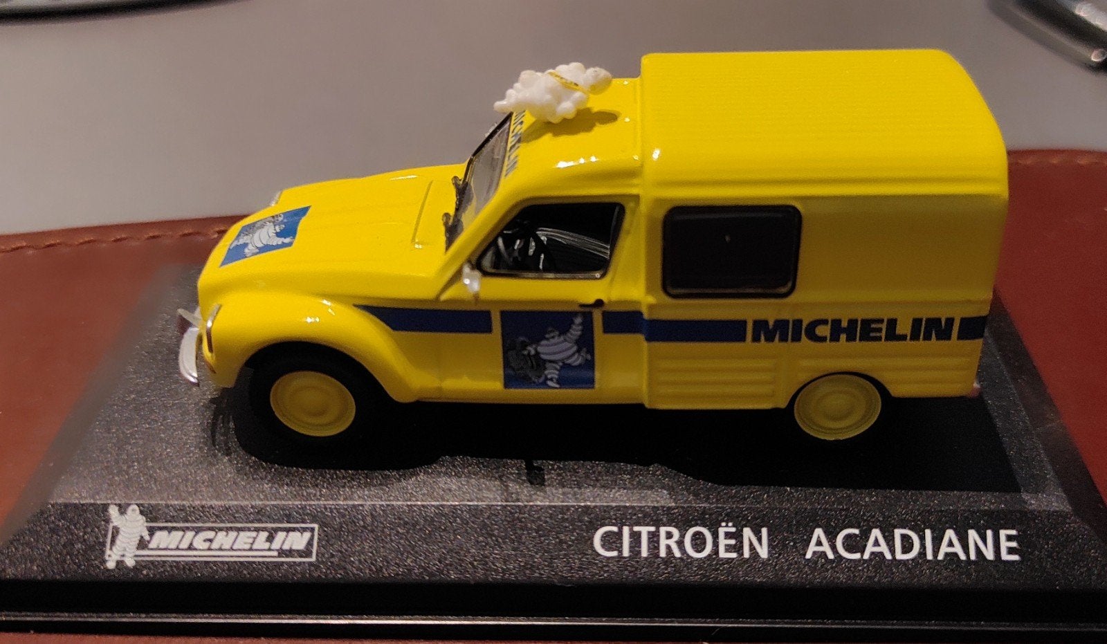 Citroën Acadiane geel Michelin 1:43 op display., Hobby en Vrije tijd, Modelauto's | 1:43, Ophalen of Verzenden, Auto, Overige merken