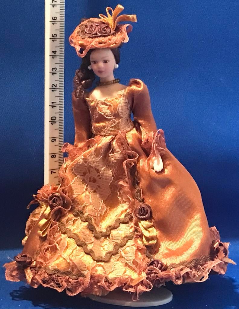 Poppenhuis Pop in Victoriaanse Kleding - 16 cm, Verzamelen, Poppenhuizen en Toebehoren, Ophalen, Zo goed als nieuw, Overige typen