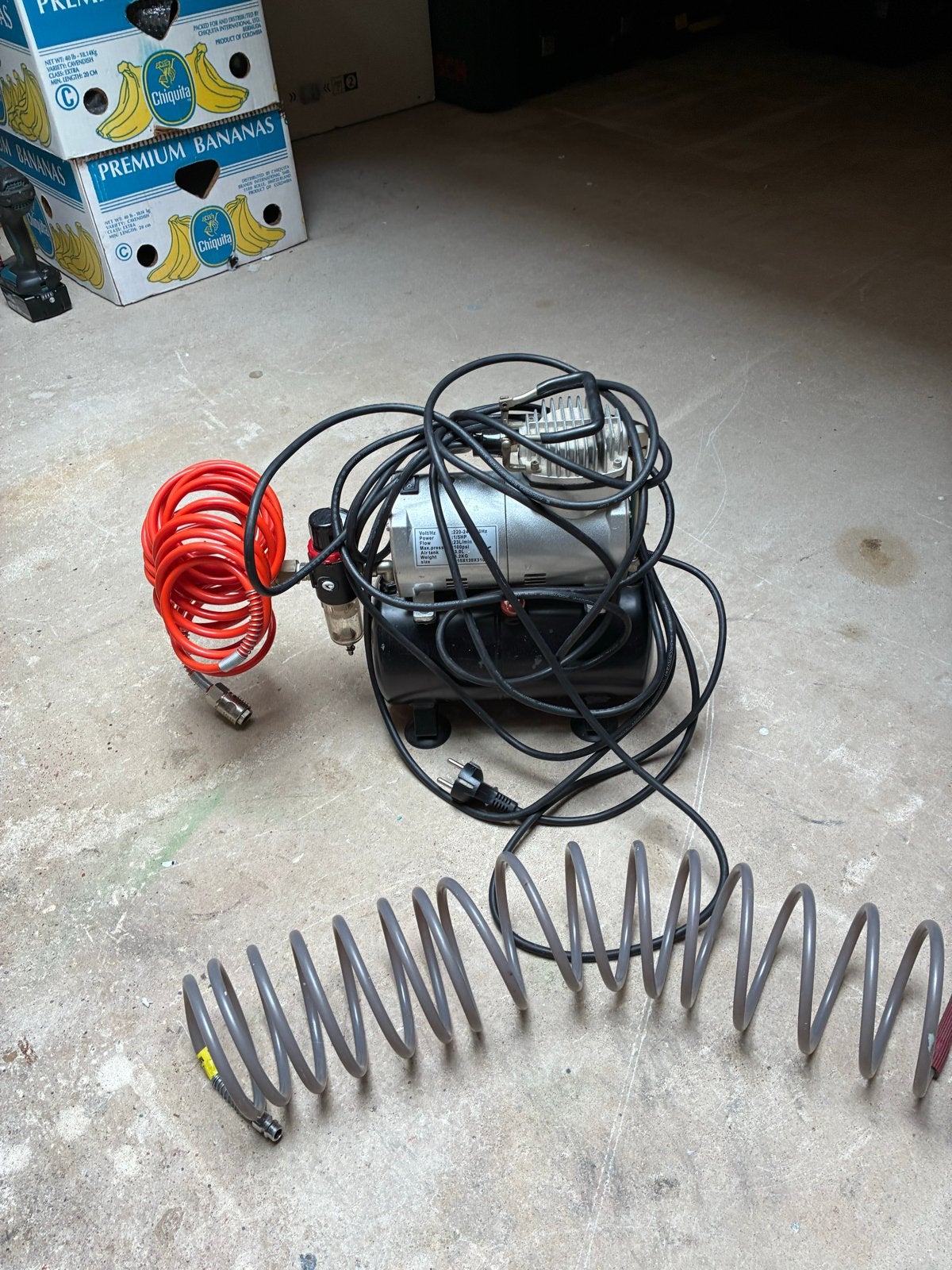Compacte compressor met luchtslangen, Doe-het-zelf en Verbouw, Compressors, Gebruikt, 6 tot 10 bar, Minder dan 25 liter, Minder dan 200 liter/min