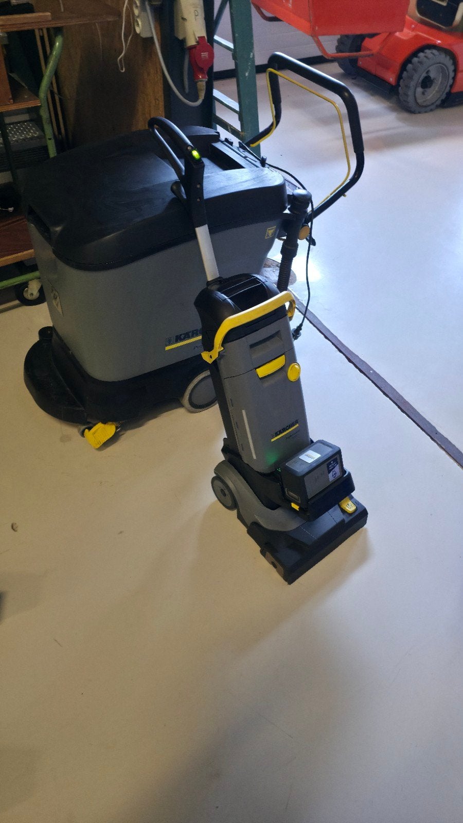 Kärcher schrob-/zuigmachine BR 30/4 C + MF-borstel, Witgoed en Apparatuur, Stofzuigers, Zo goed als nieuw, Combi-reiniger, Kärcher