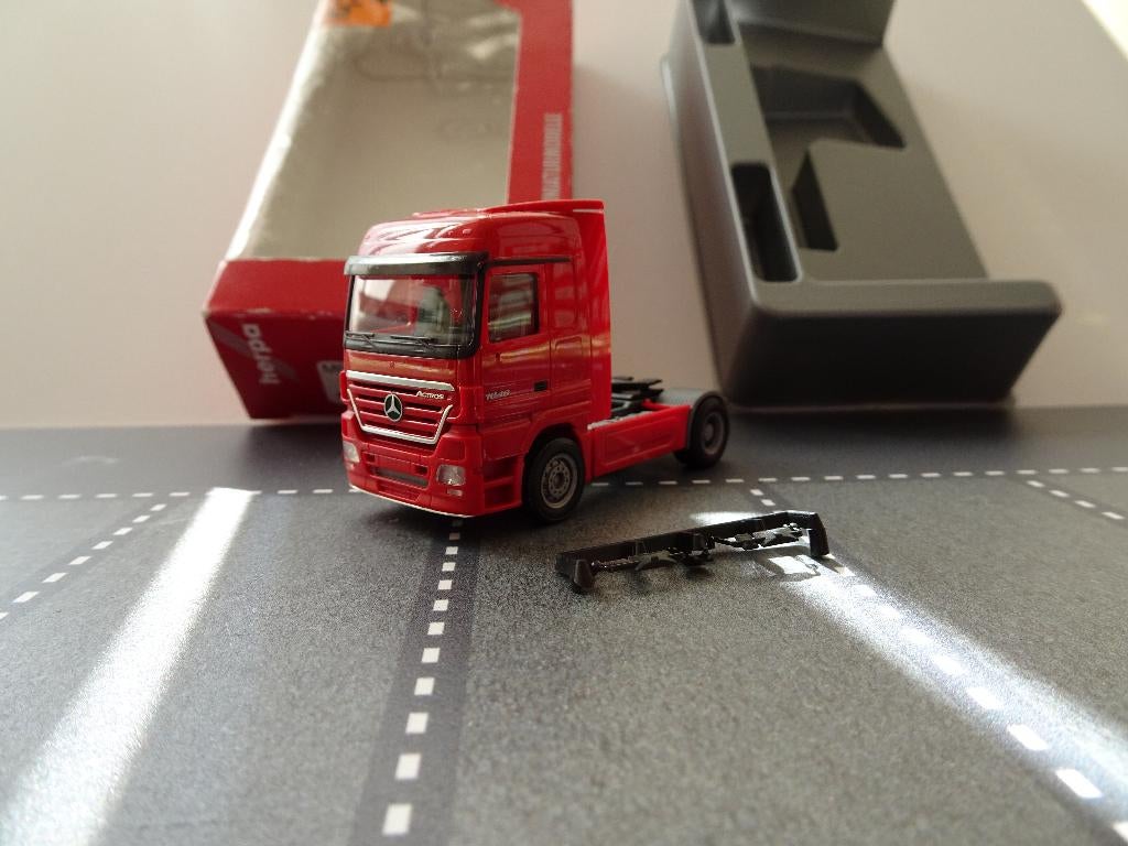 708 herpa mercedes actros 2-as trekker rood 1:87 truck trein, Ophalen of Verzenden, Nieuw, Bus of Vrachtwagen, Herpa