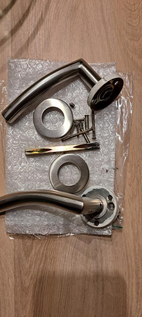 Deurklinken RVS met rozetten en bevestigingsmateriaal, Doe-het-zelf en Verbouw, Hang- en Sluitwerk, Ophalen of Verzenden, Gebruikt