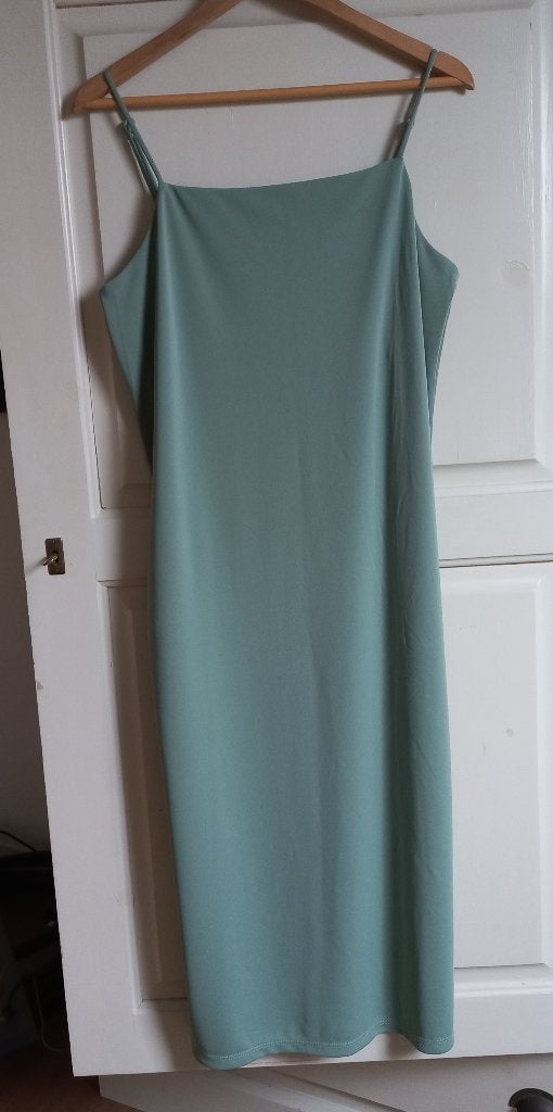 H&M jurk spaghetti Maat L olijfgroen lange jurk, Kleding | Dames, H&M, Maat 42/44 (L), Nieuw, Ophalen of Verzenden