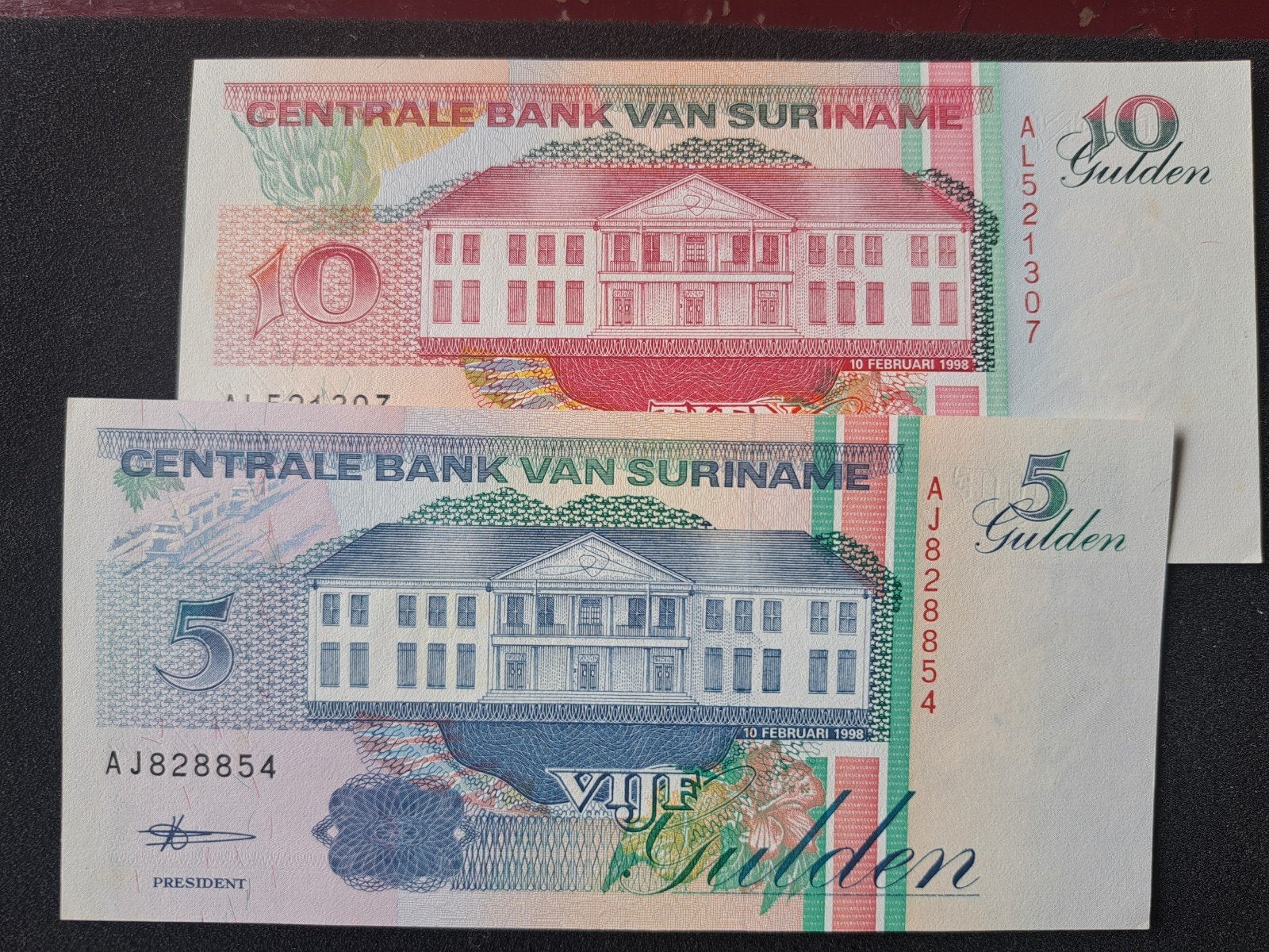 Surinaamse Gulden biljetten: 5 en 10 Gulden (1998) unc, Ophalen of Verzenden, Setje