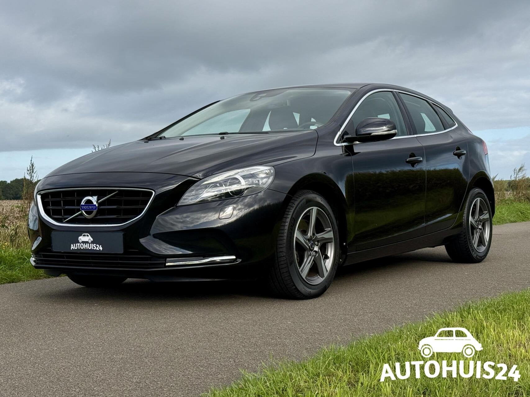 Volvo V40 1.6 T2 R-Design NL-AUTO|XENON|NAVI|DEALER ONDERH., Auto's, Voorwielaandrijving, Stof, Gebruikt, Zwart