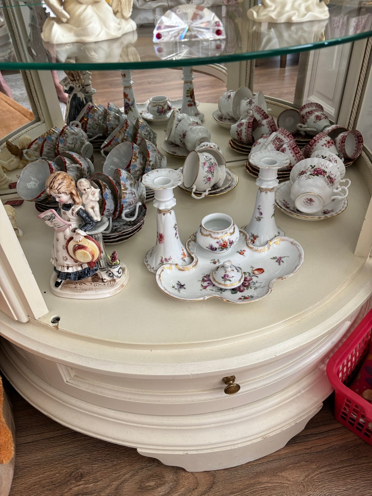Antieke Vitrinekast met Porseleinen Beeldjes en Servies, Antiek en Kunst, Antiek | Porselein, Ophalen
