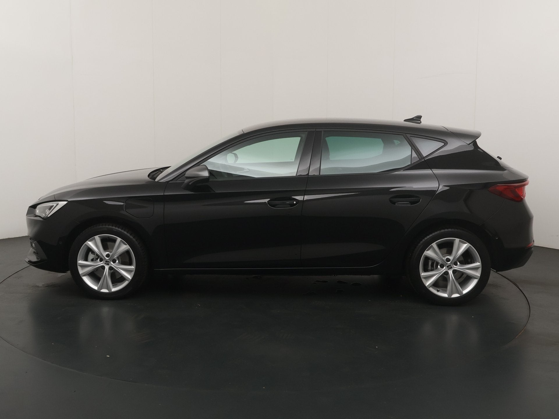 SEAT Leon 1.5 TSI e-Hybrid 204 pk FR Business | Stoel- en st, Automatische klimaatregeling, Stof, Zwart, 4 cilinders