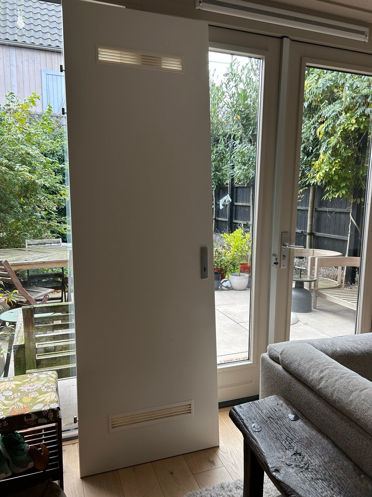 Witte deur met ventilatieroosters en slot, Doe-het-zelf en Verbouw, Ophalen, Gebruikt, 80 tot 100 cm, 215 cm of meer